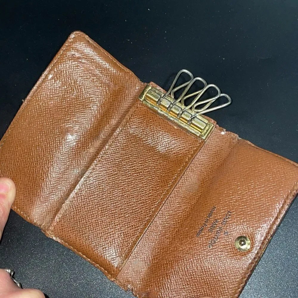 AUTHENTIC Louis Vuitton Monogram 4 Key Wallet